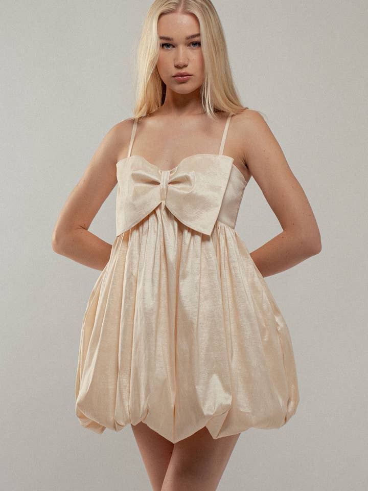 Robe courte à nœud devant et dos smocké. pour la vente par Urban Daizy