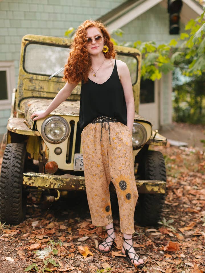 ¡REBAJA! Pantalón de Artista Recortado de Lino con Leche y Miel con Girasol para venta al por mayor de Market of Stars (Worldwide)