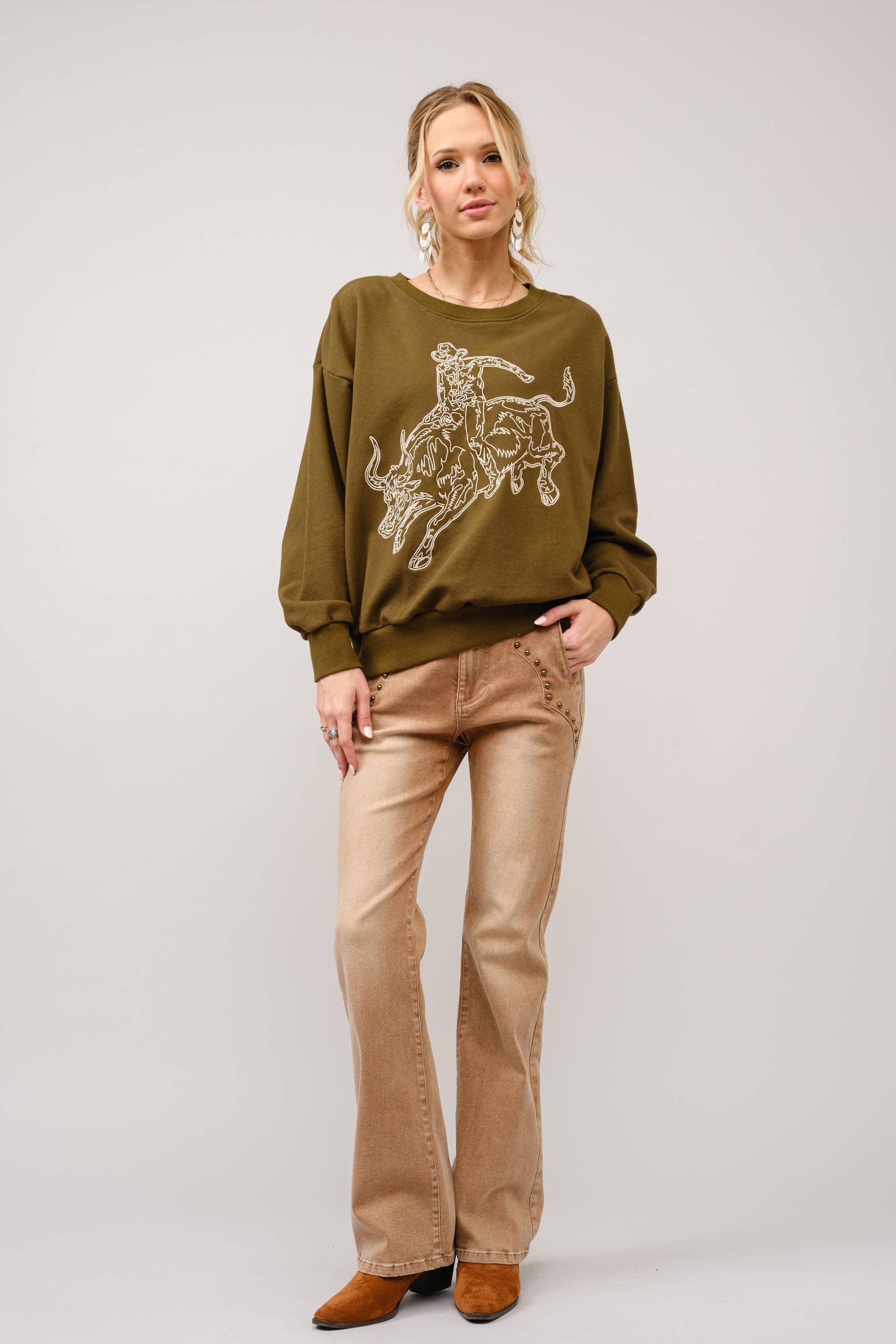 Blue B – Engroshandel Grafisk Sweatshirt - Dame – 36327T - Broderet western pullover-sweatshirt9