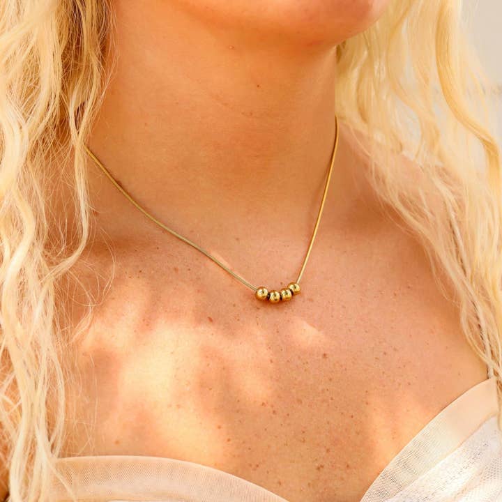 Collana Hazel | ciondolo a sfera dorata | placcato in oro 18k per la vendita all'ingrosso da parte di Bella Rey jewelry