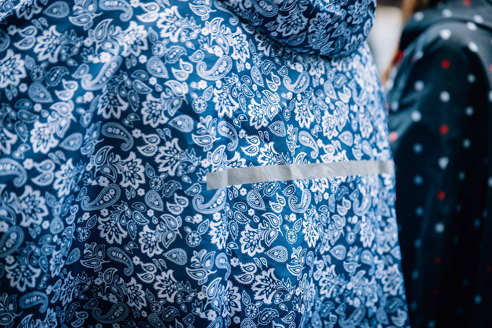 SMATI - Wholesale Poncho - Unisex - Unisex Rain Poncho in Navy Blue White Paisley4