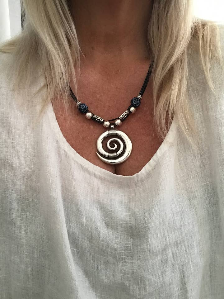 Collier femme multi-rangs en cuir avec pendentif spiralé et pierres pour la vente par myDemimore