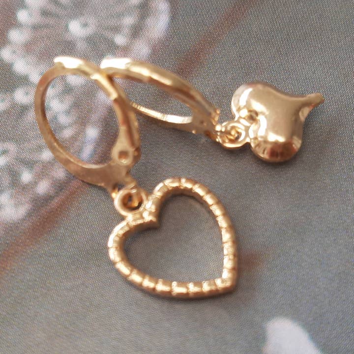 Brincos de argola pequena com pingente coração partido por atacado de JUL ET FIL