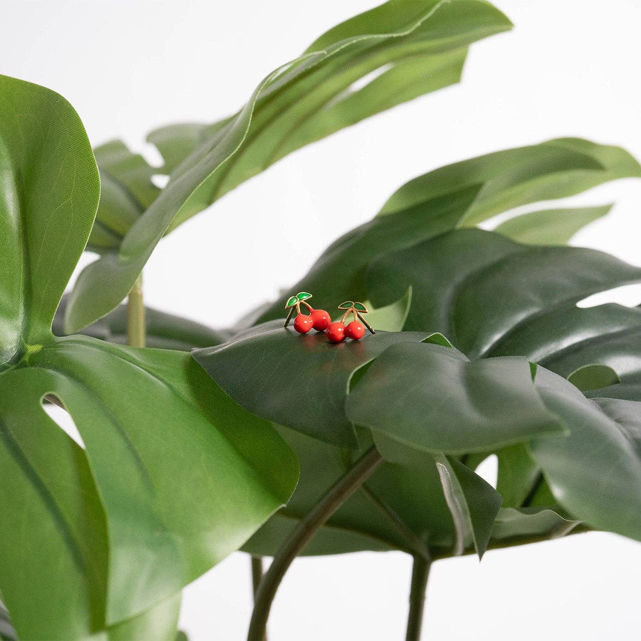WJW - Venta al por mayor Pendientes de botón/aretes de poste - Pendientes de botón de cereza roja de acero inoxidable con PVD de oro de 18 quilates9