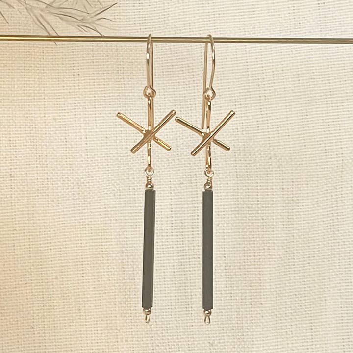 X & svarta glasdroppörhängen för wholesale av Grace & Flux LLC