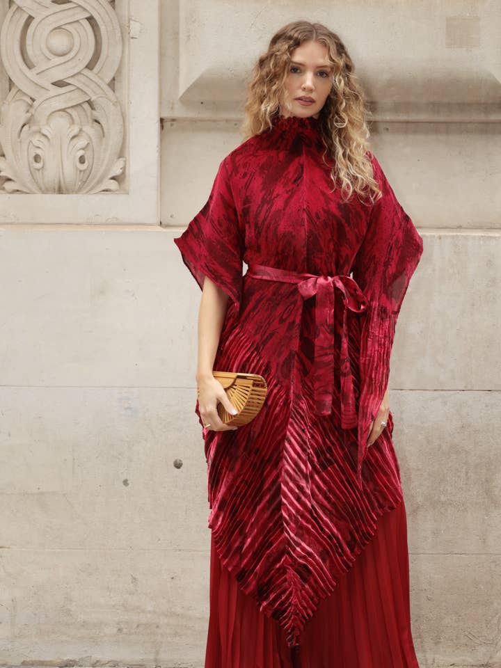 Haut plissé imprimé et pantalon large en rouge pour la vente par CY FASHION. LONDON