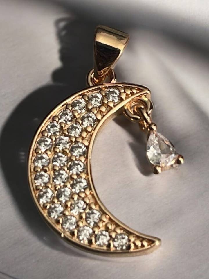 Pendente com Tema de Lua Pavimentado com Pedras CZ Banhado a Ouro 18k por atacado de Divina Jewelry & Accessories LLC