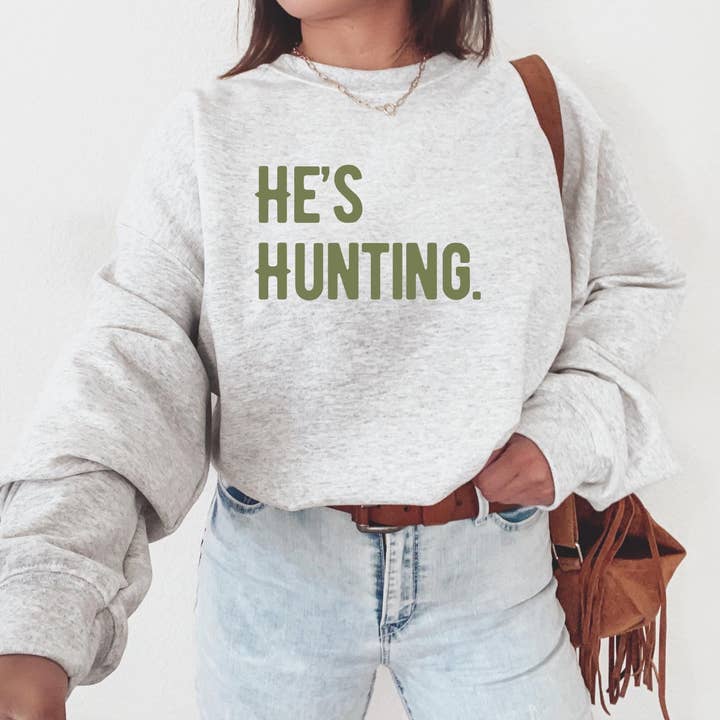 NVC Ecommerce LLC - Vente T-shirt à imprimés – femme - Sweat-shirt et t-shirt unisexe « Il chasse » et « Saison de chasse »2