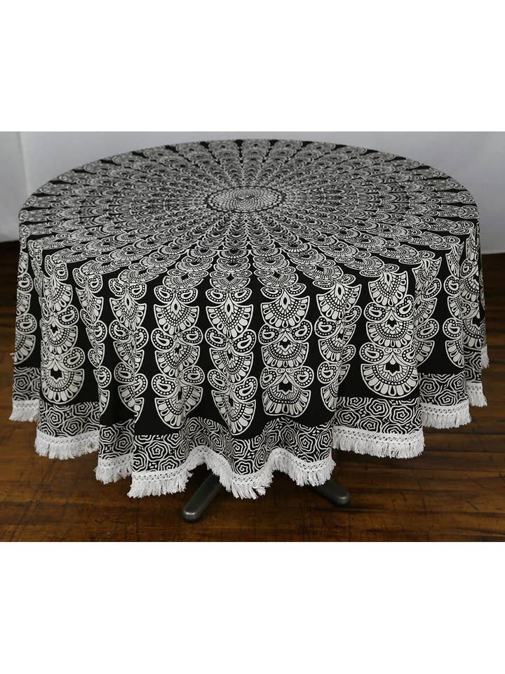 Tapisserie ronde frangée noire et blanche pour la vente par Sunshine Joy