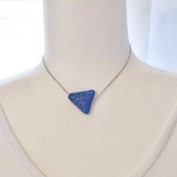 Collier de perles de lave - Bleu et argent pour la vente par WildIce Jewelry