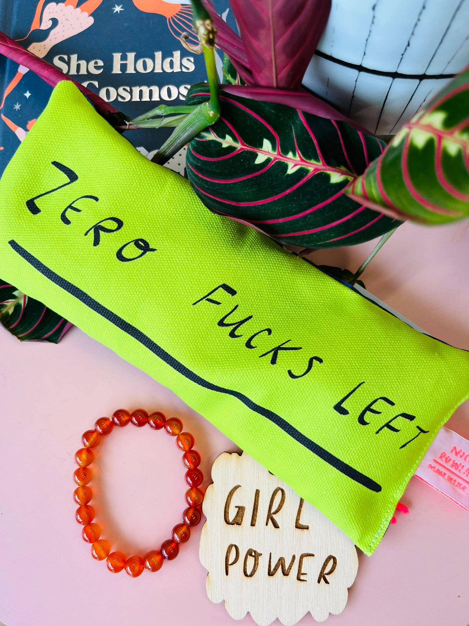 Nicola Rowlands – Almofada de spa/terapia por atacado – Zero F*Cks Saco Lavanda Esq2