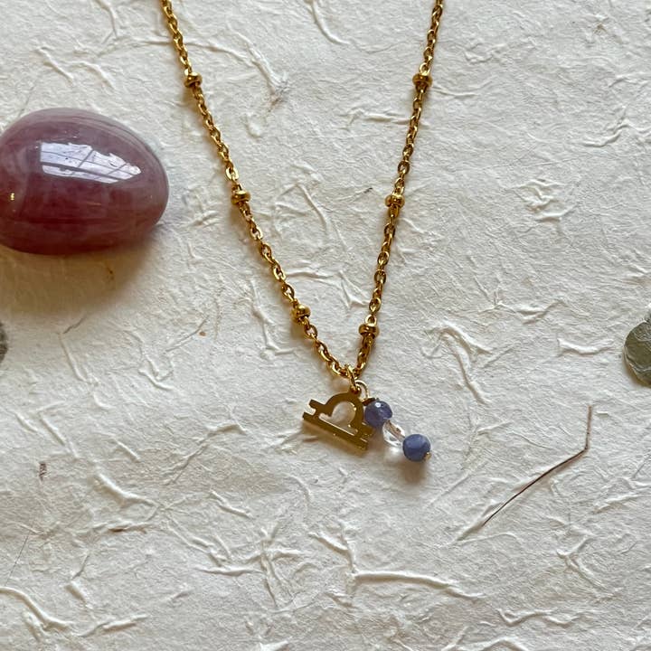 Signe du zodiaque Balance - Iolite - Acier doré - Collier pour la vente par Earth Star Healing Collective