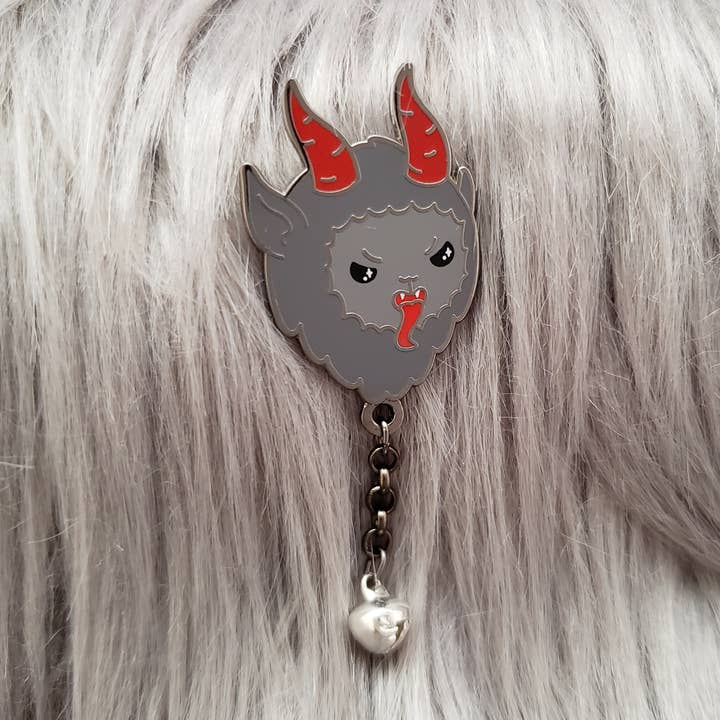 épingle krampus avec clochette pour la vente par These Things