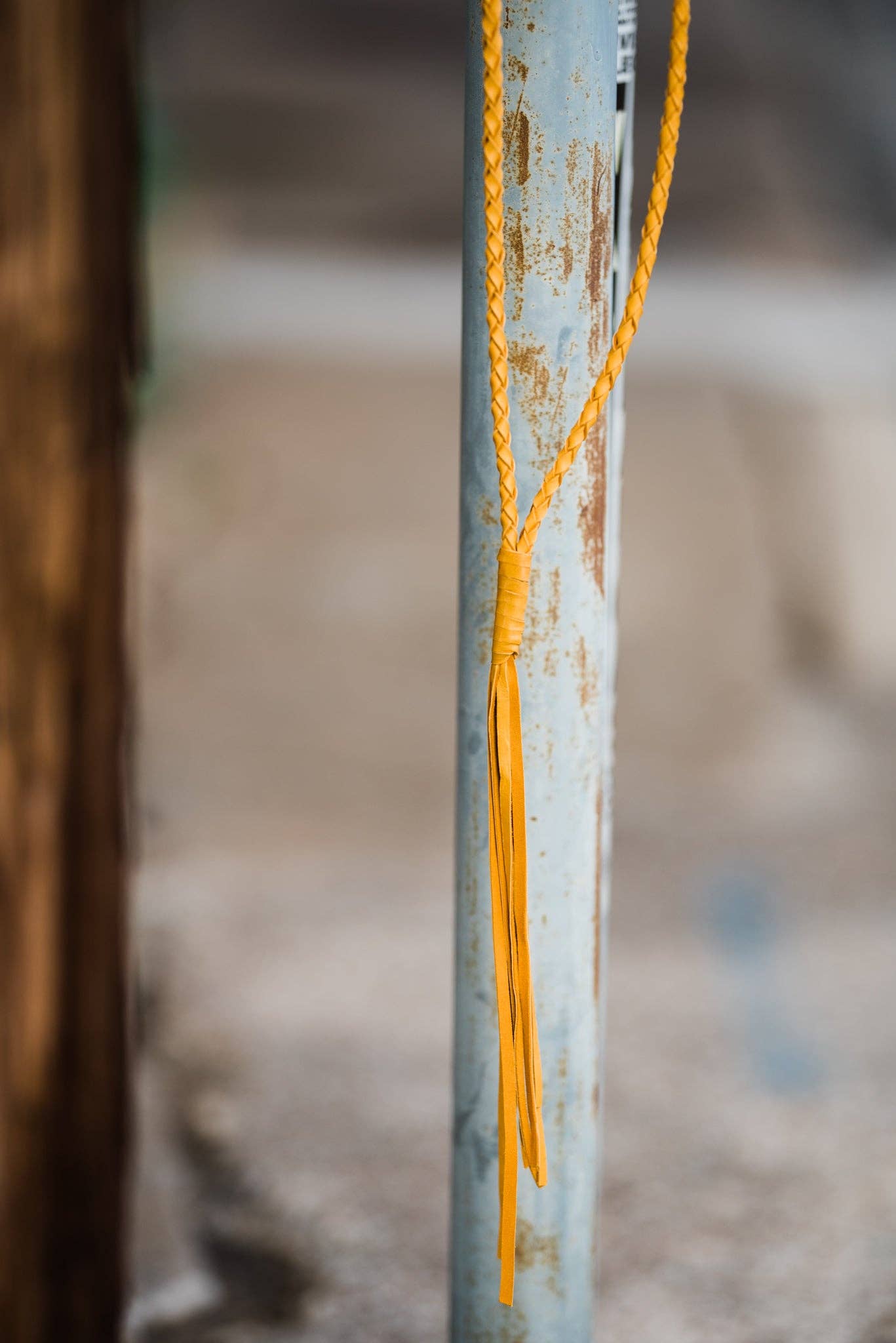 Crooked Skull Leather - Vendita all'ingrosso Collane in tessuto - Collana in pelle intrecciata colorata - Oro senape4