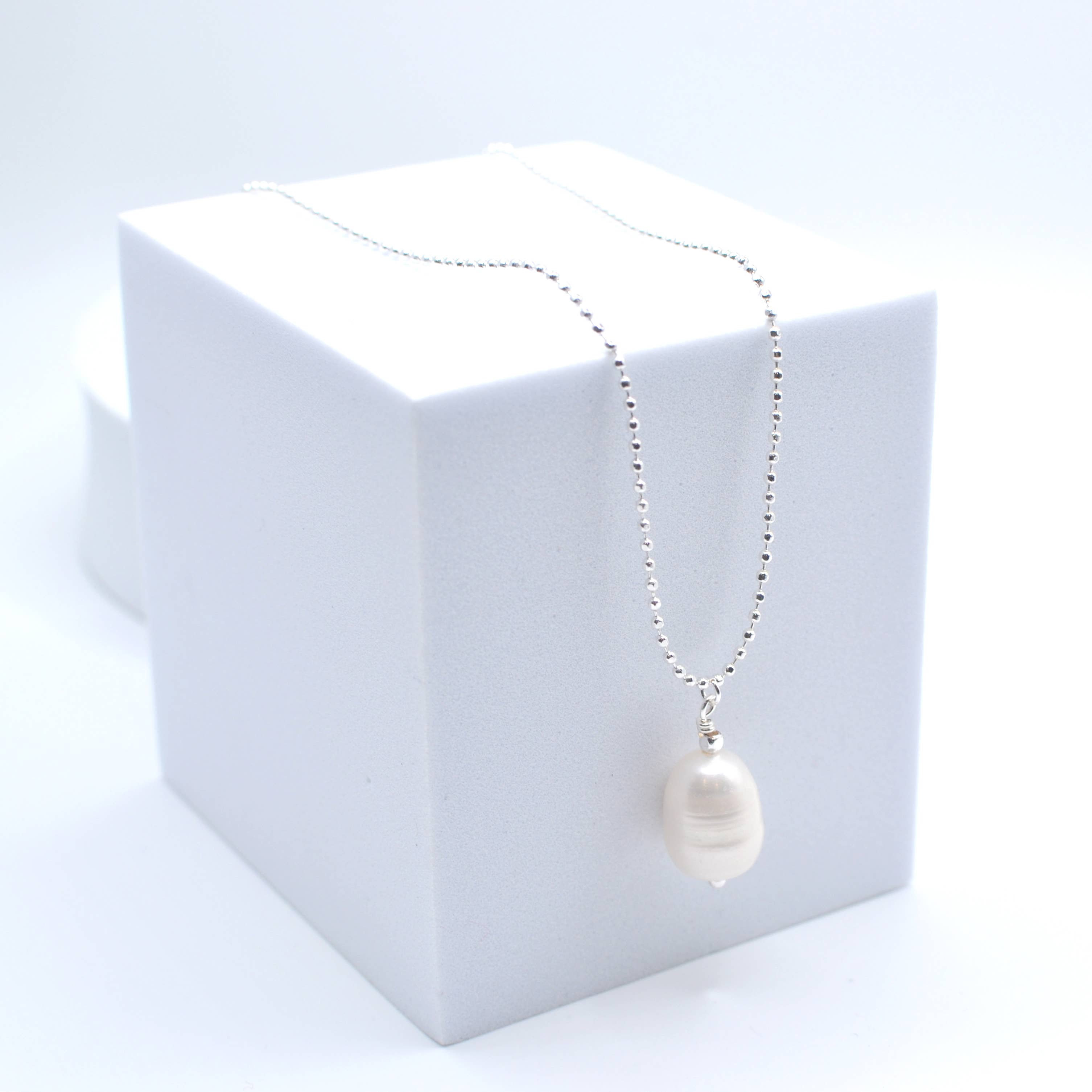 StarryNYC – Großhandel Kette mit Anhänger/Charm – Perlenanhänger in Tropfenform mit Kugelkette, zierliche Halskette7