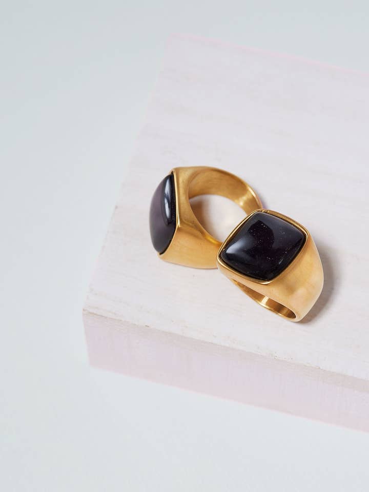 Bague de déclaration de luxe pour homme en pierre d'onyx noir Ethan pour la vente par Pristti Design