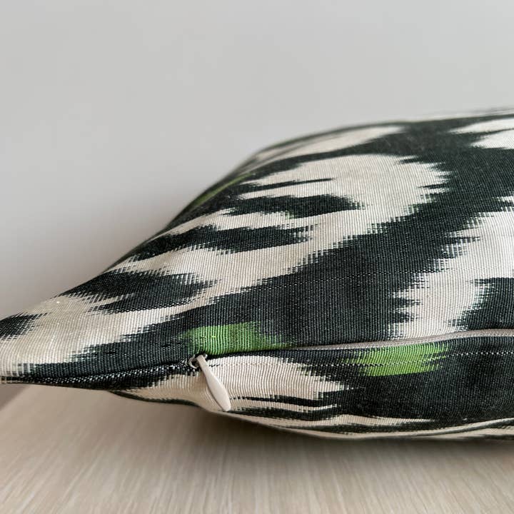 Ikat Atelier - Wholesale Decoratief kussen - Dubbelzijdig Ikat zijden kussen, Ikat kussen, Ikat Home4