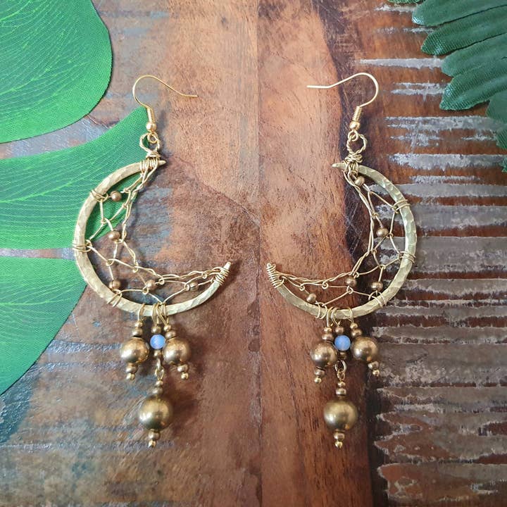 Boucles d'oreilles ornées de fil d'or et de pierres de lune en cristal pour la vente par Jasper Rocks