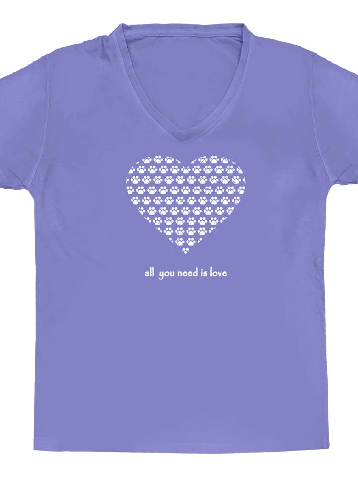 Tout ce dont vous avez besoin, c'est d'amour V Neck pour la vente par SpoiledRottenDogz