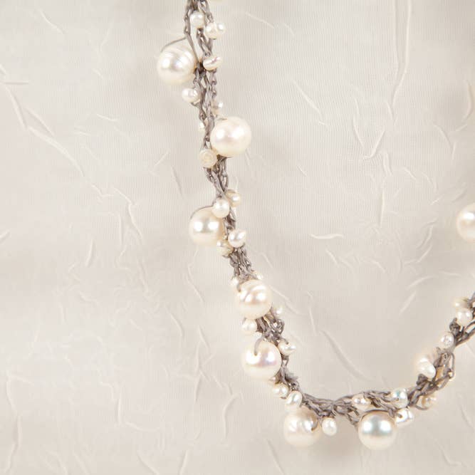Crossroads Accessories Inc - Vendita all'ingrosso Collane di perline/perle - Collana con perle bianche su cordoncino di lino cerato annodato