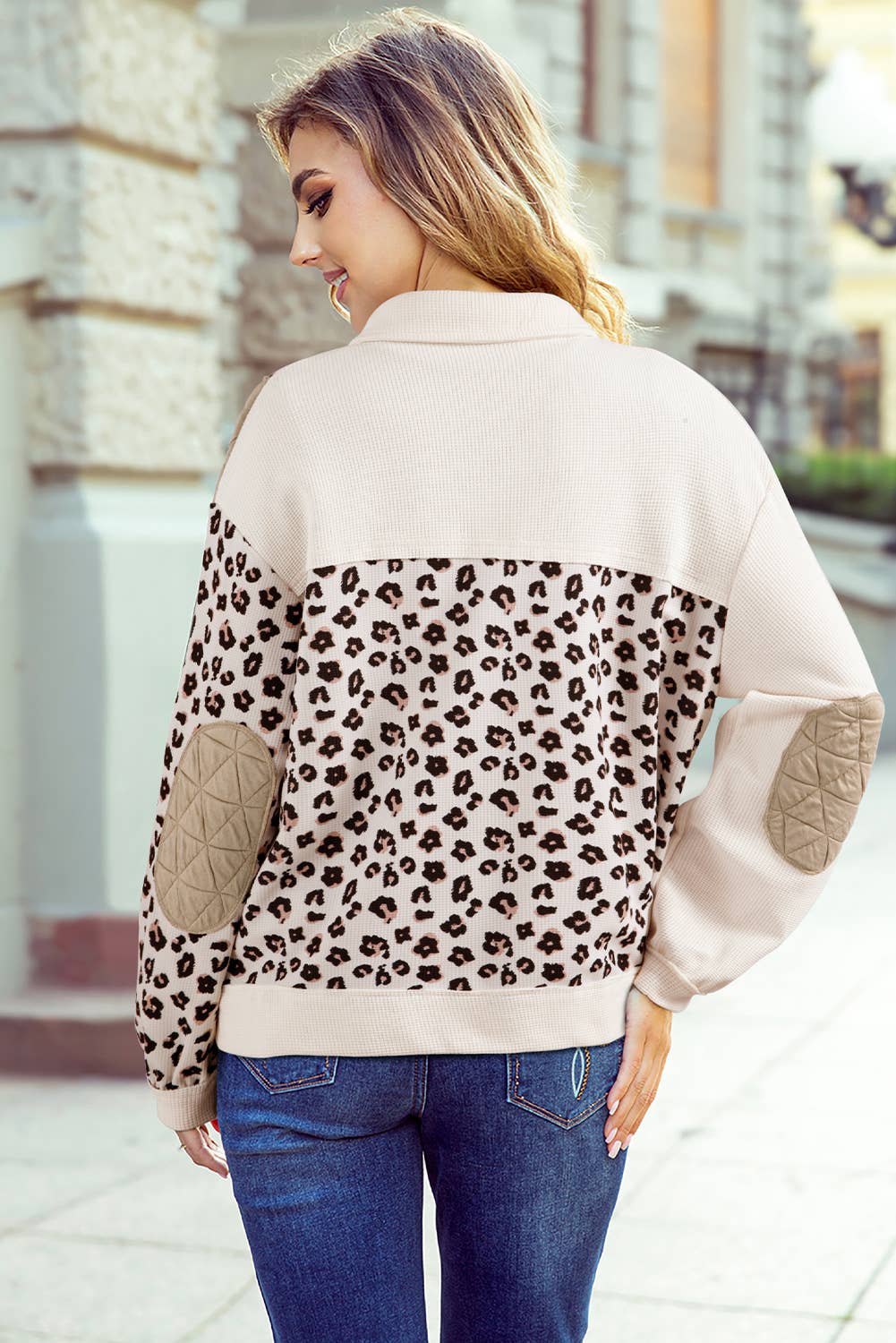 Kaki Veste à boutons sur le devant en patchwork matelassé à motif léopard. en vente sur Faire1