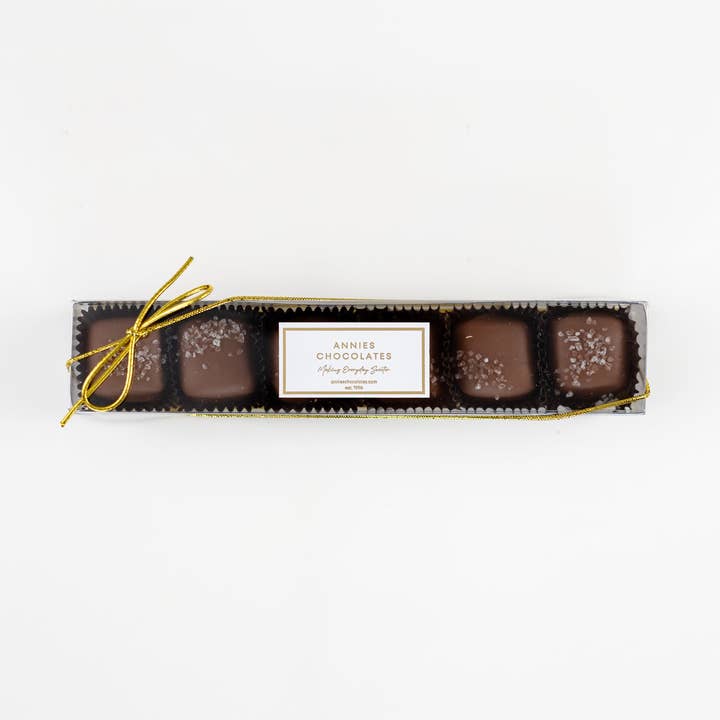 Caramels au sel de mer en chocolat au lait 6 pièces. pour la vente par ANNIES CHOCOLATES