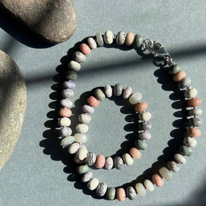 Pebble Flow: pietra di luna, rodonite, diaspro, howlite e fluorite - Collana con perline di pietre preziose naturali per la vendita all'ingrosso da parte di SOLO jewelry