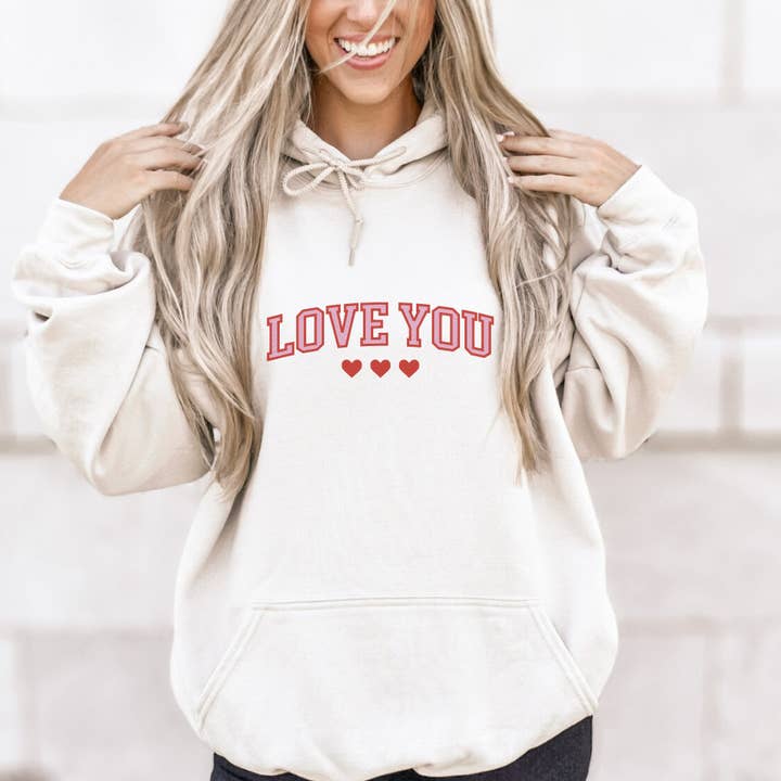 Felpa con cappuccio con grafica Love You Valentines per la vendita all'ingrosso da parte di Trendznmore - Modern Graphic Apparel