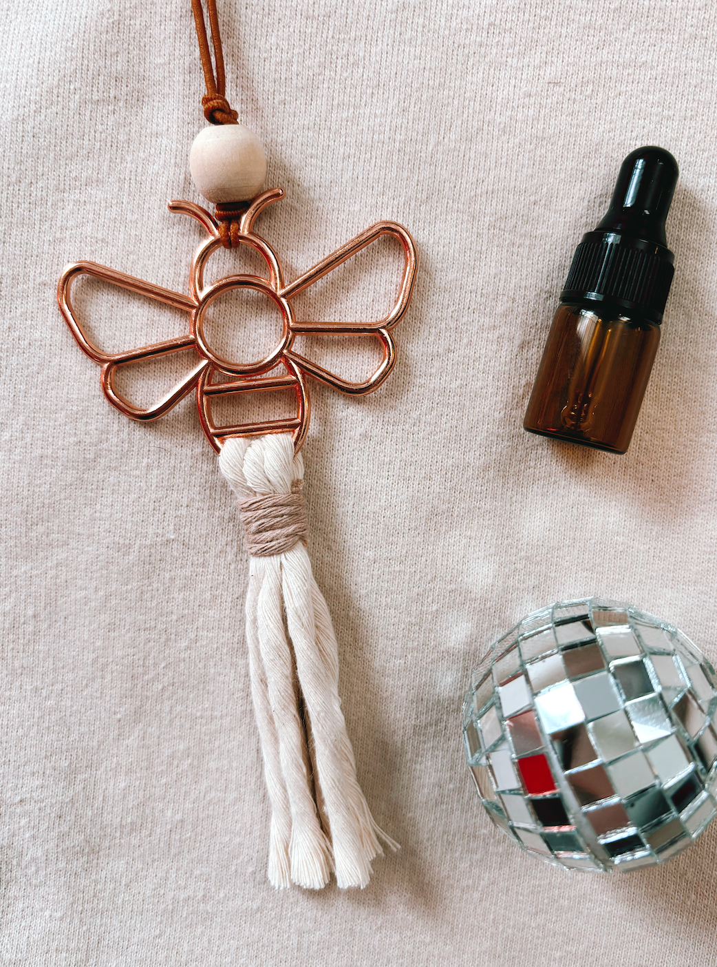 Offhand Fibers – Großhandel Auto-Lufterfrischer – Unisex – Hummel Boho Autoanhänger | Ätherisches Öl Diffusor1