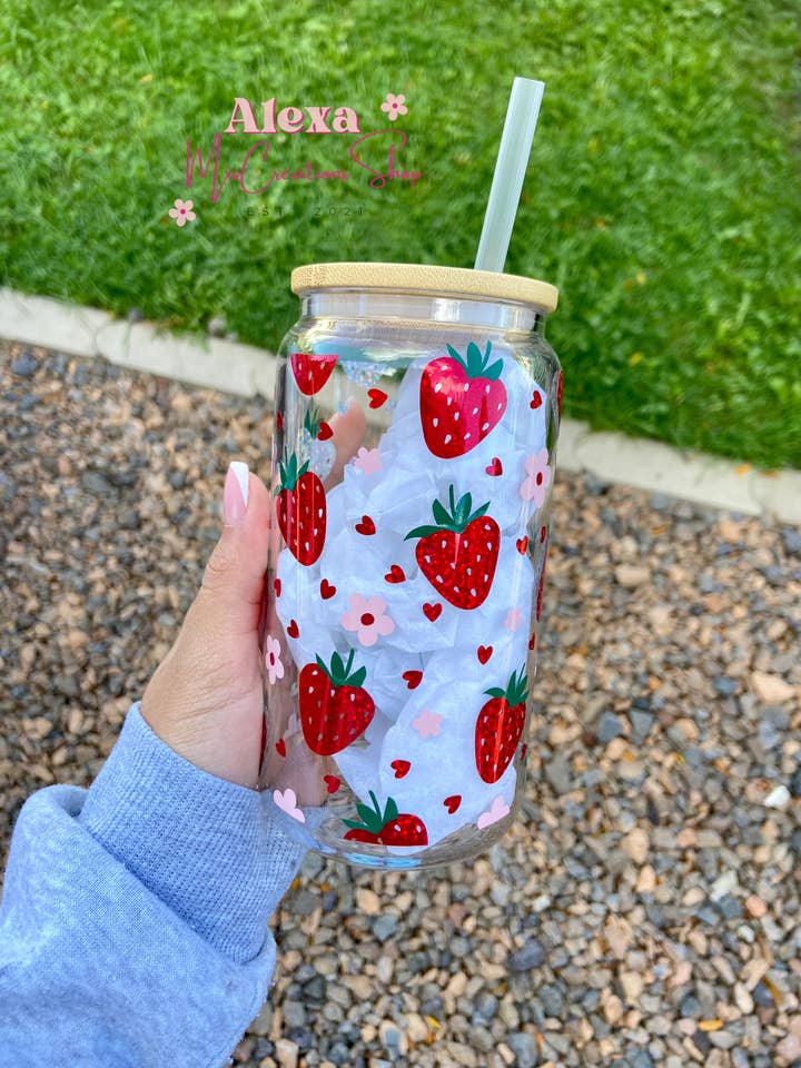 Sparkle Strawberry Daisy Permanent Vinyl Glass Cup for wholesale by Alexa Miscreations Shop