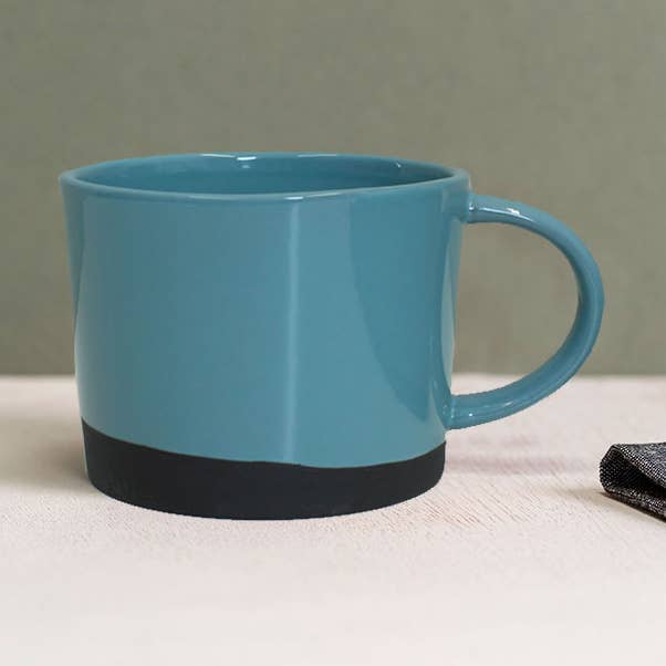 Svart lerkrus doppad i blått för wholesale av Hannah Turner Ltd