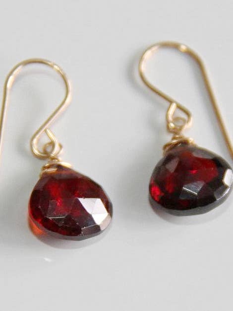 Boucles d'oreilles en or grenat en forme de cœur pour la vente par Judy Brandon Jewelry