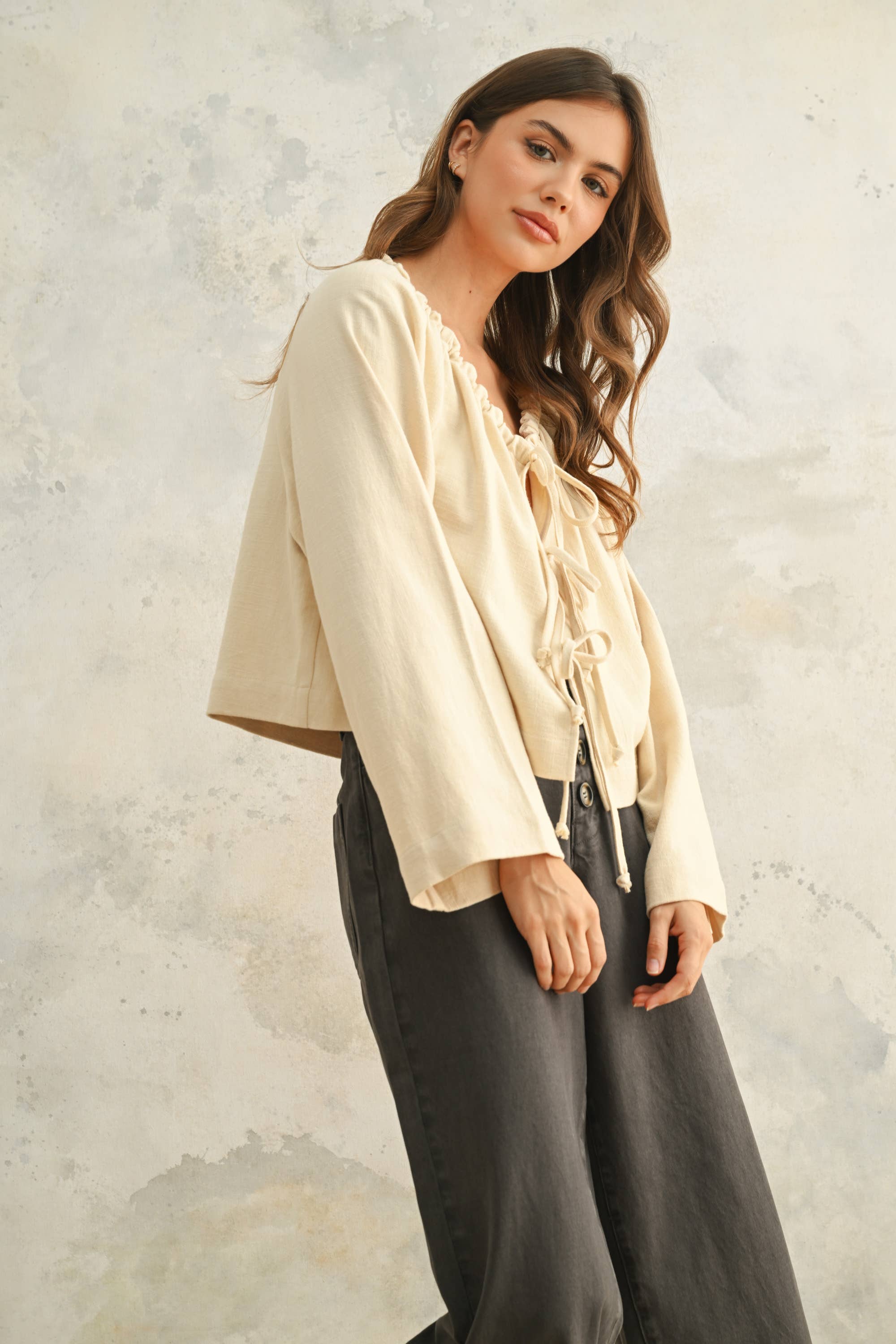 MIOU MUSE – Großhandel Strickjacke – Damen – Leinenmischung Cardigan mit Bindeband vorne1