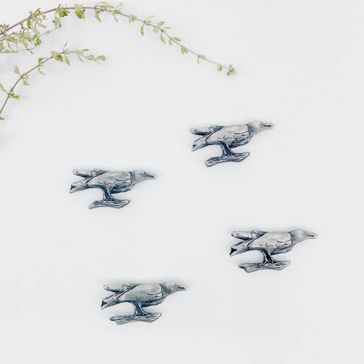 Ensemble d'aimants décoratifs en forme de corbeau pour la vente par MICHELLE BEAUDOIN