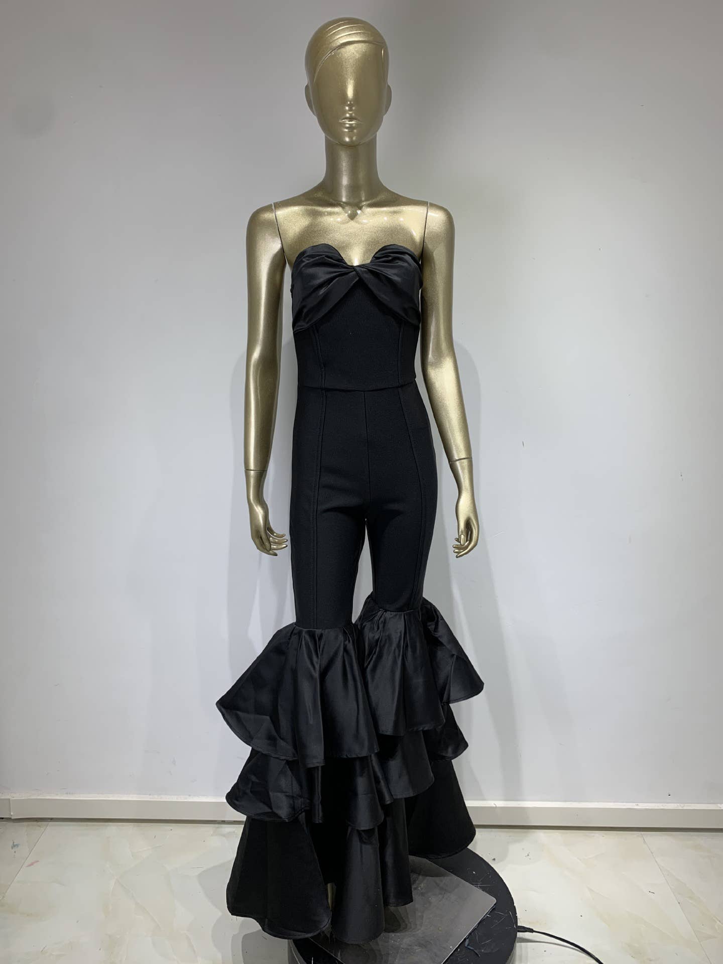 Svart JP003 Elegant Svart Ruffle-Trim Jumpsuit för wholesale på Faire4