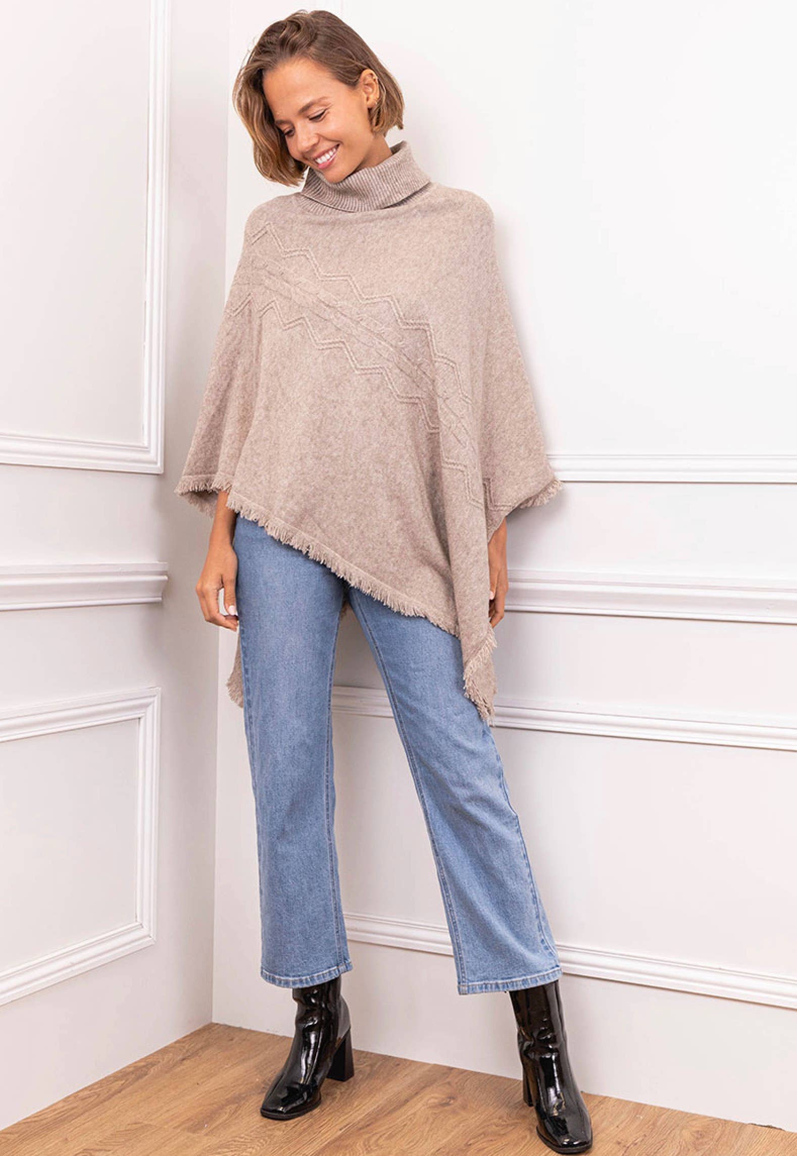 Happy look – Poncho - Mulher por atacado – Poncho Feminino com Gola Alta – Padrão Tecido & Acabamentos com Franjas16