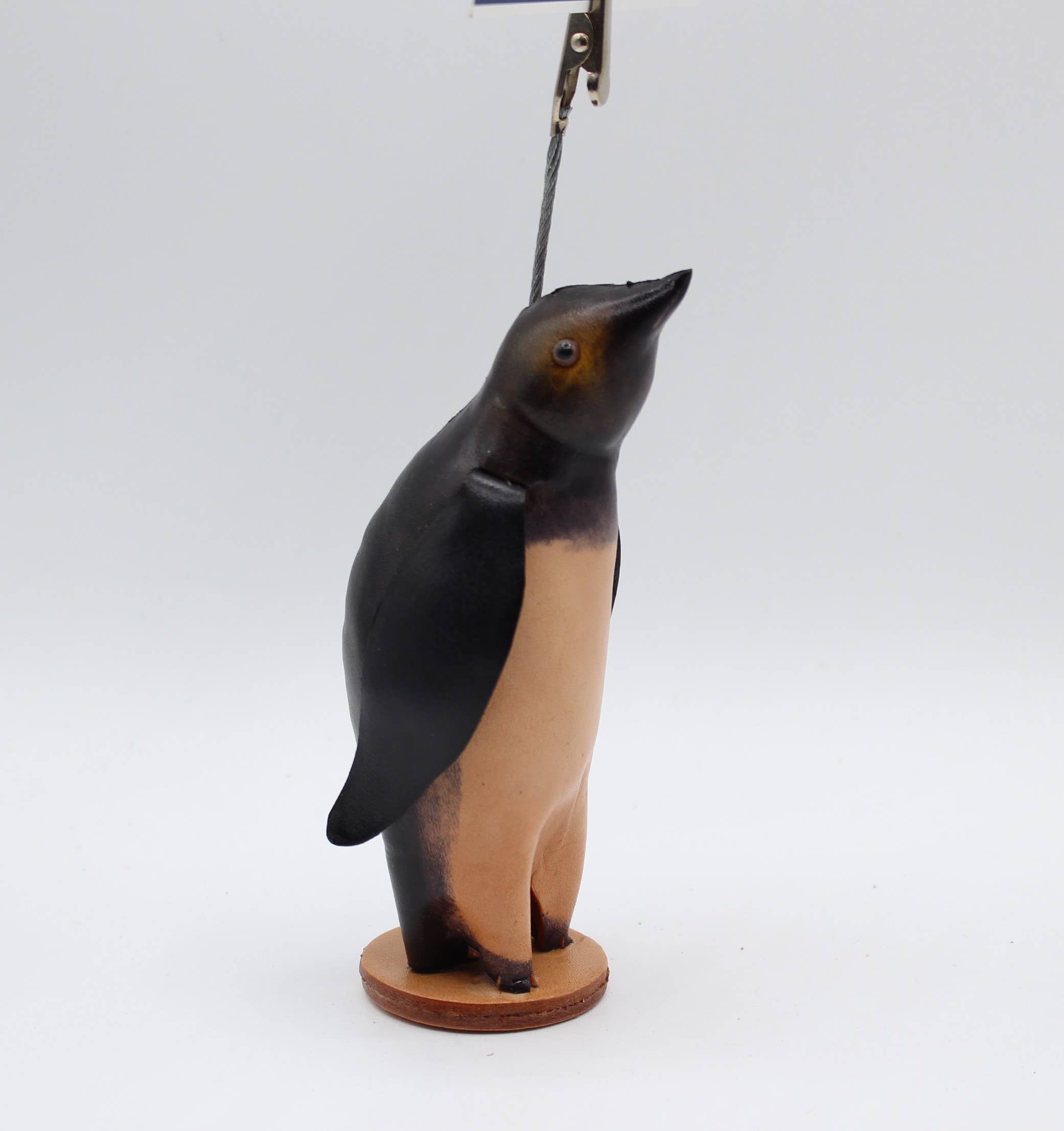 Sunflower Handmade leather inc - Wholesale Visitekaartjeshouder - Lederen pinguïn fotoclip visitekaarthouder prijsbord0