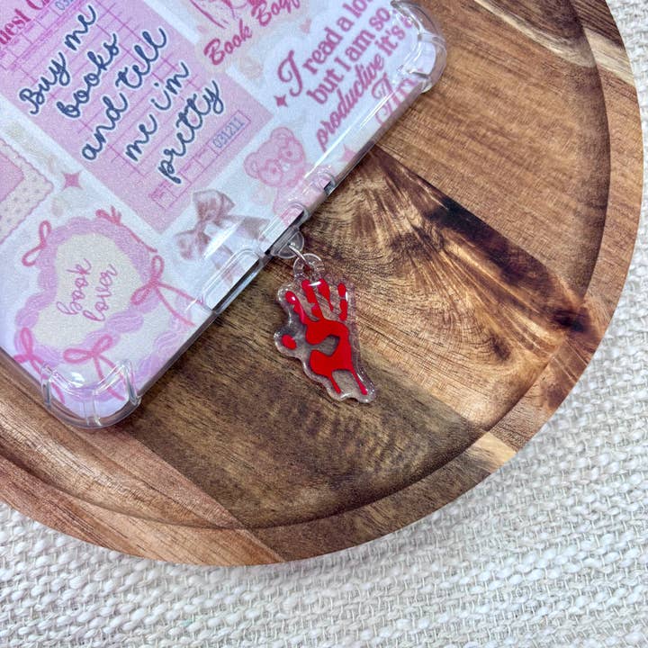 Porte-poussière USB-C avec charme empreinte de main ensanglantée pour la vente par Posh Paperie