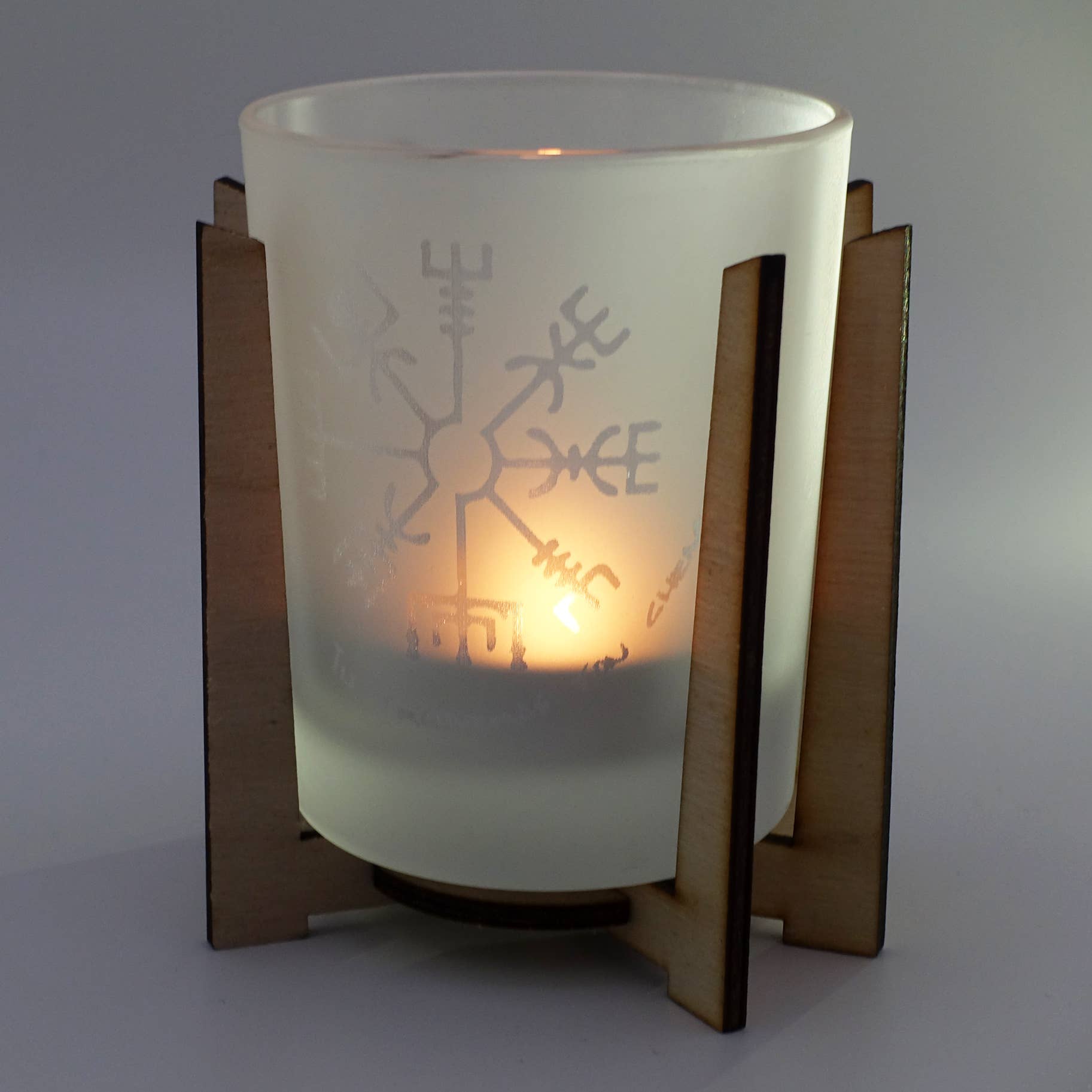 Graphic Home Editions - Venta al por mayor Candelabros - Portavelas de vidrio esmerilado grabado con diseño nórdico, soporte de madera0