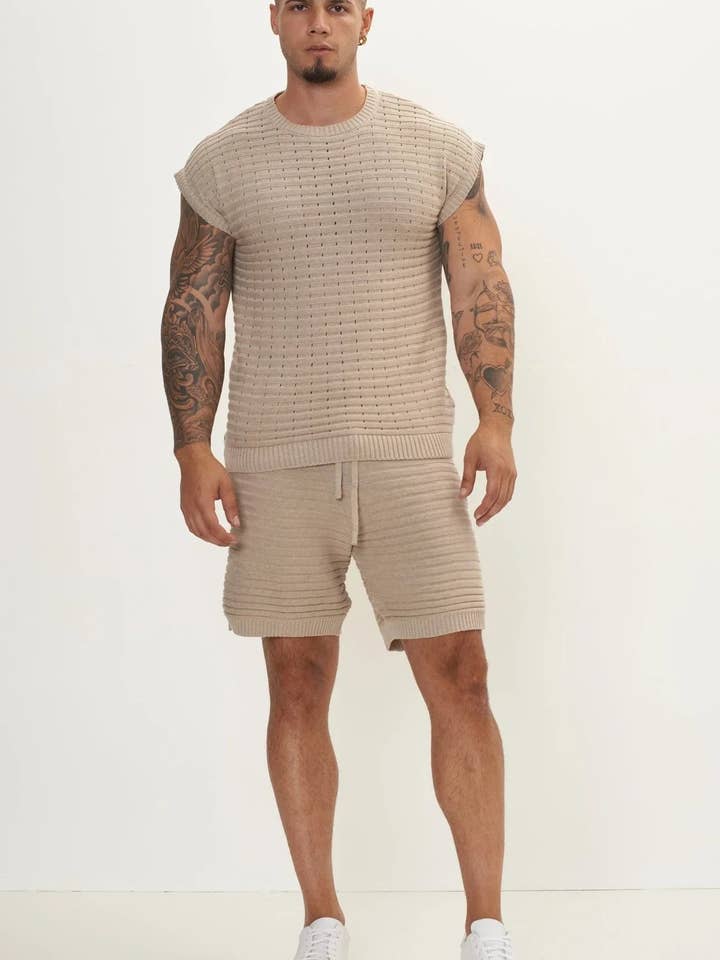 Ensemble haut et short en tricot à manches courtes et œillets pour hommes - Stone pour la vente par Ron Tomson