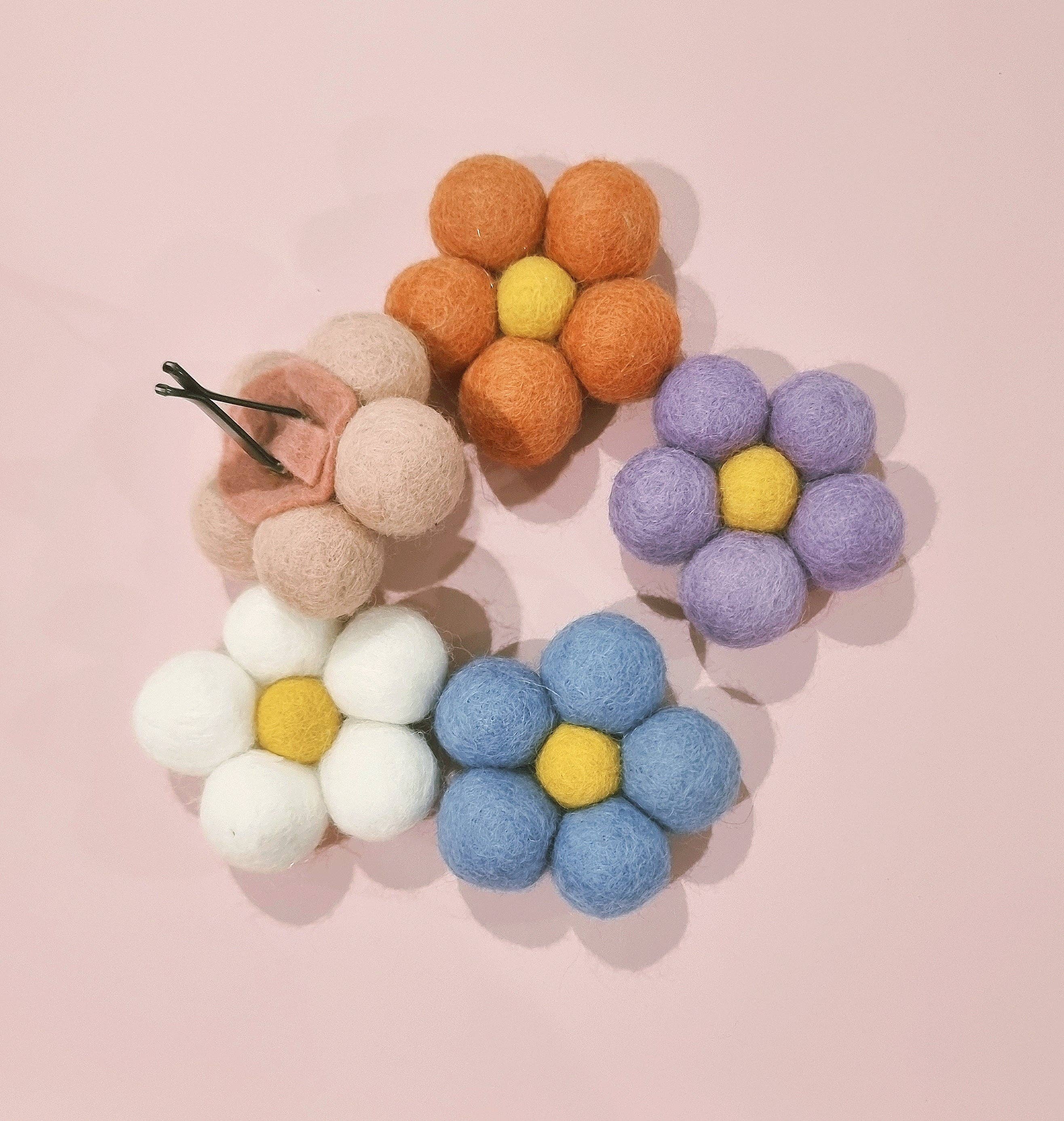 Felt in Bloom - Venta al por mayor Ambientador de coche - Mujer - Difusor para coche en forma de flor hecha con bolas de fieltro 'Fresh as a Daisy'1