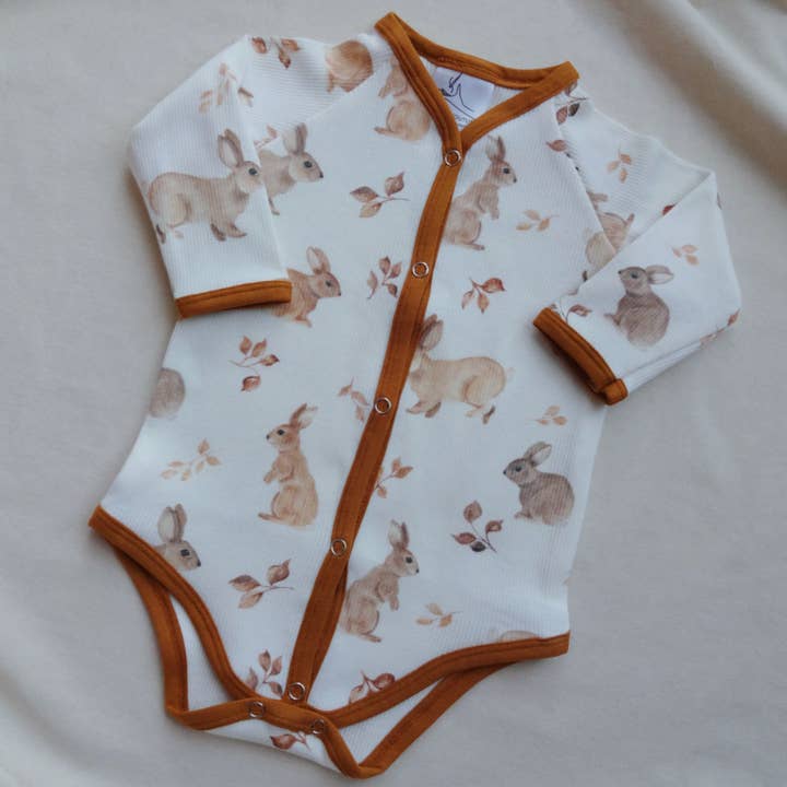 BUNNIES Baby bodysuit (lukning foran) for engroshandel hos Productions Associées (Valeur Couture)