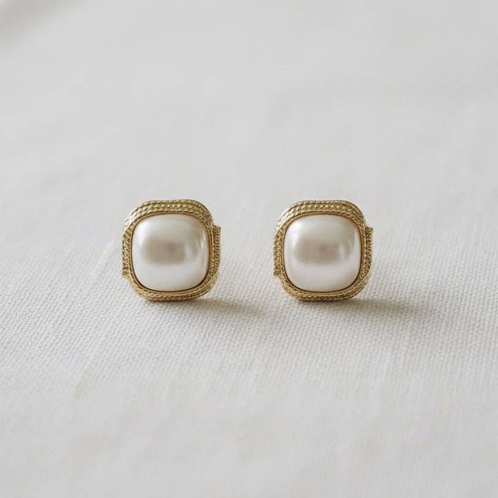 Ellemadera - Wholesale Stud/Post Earrings - Chic Vintage Pearl Drop Earrings with Regal Flair1