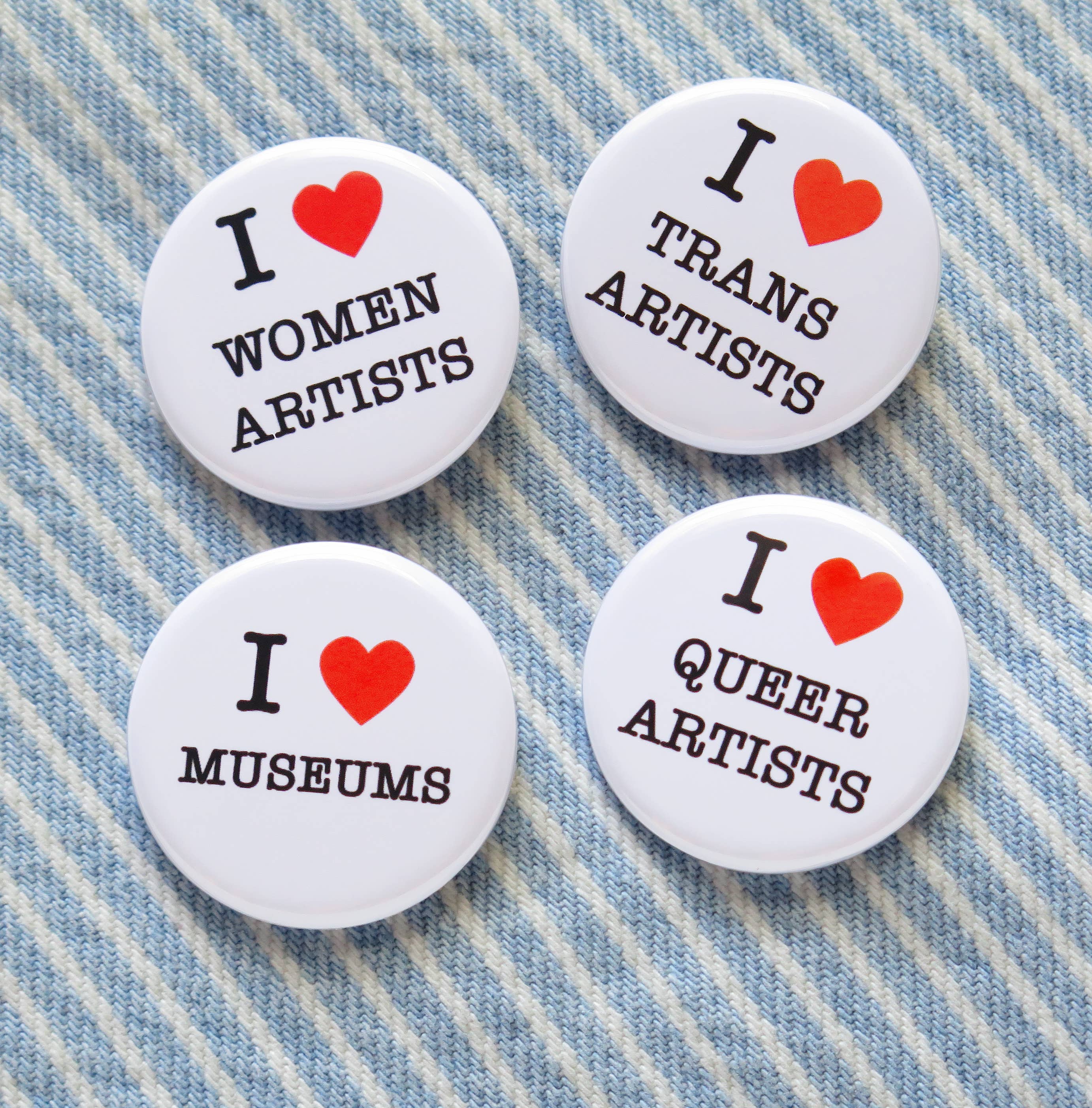 Word For Word Factory – Großhandel Anstecker/Button – ICH LIEBE MUSEEN  Anstecknadel 1,25" Ansteckbutton Museumsgeschenkshop2