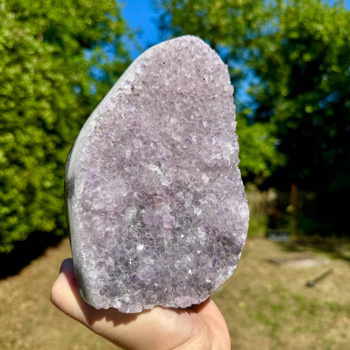 Elf Kendal Hippies - Vente Pierre et cristal de spiritualité - Géode en amas arrondi d'améthyste sur pied 2281g appelée Amanda1
