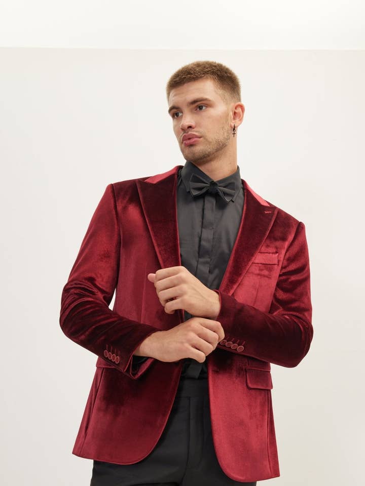 Veste de soirée en velours bordeaux à col pointe pour homme Dumond pour la vente par Ron Tomson
