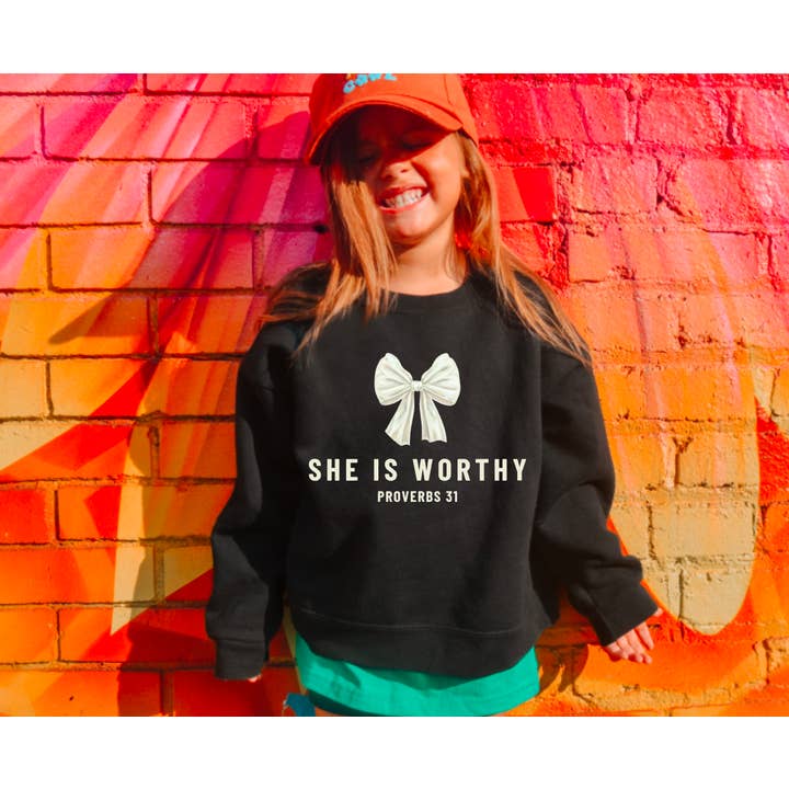 Sweatshirt à nœud coquette She Is Worthy pour jeunes Faith Kids pour la vente par Gia Gifts Boutique