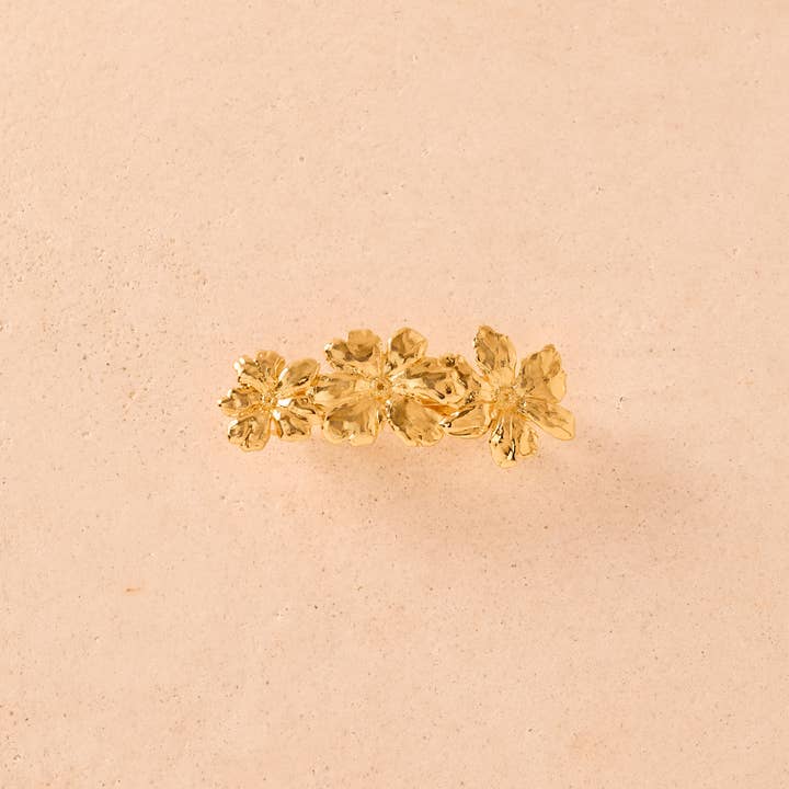Rosaria Haarklammer mit drei goldenen Blüten – wasserfestes Schmuckgeschenk für den Großhandel von Agapée Jewelry