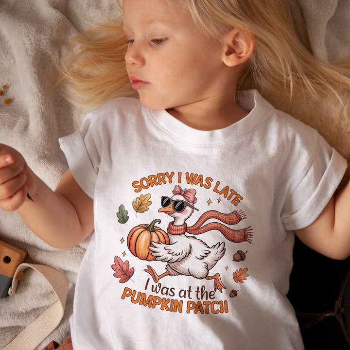 Maglietta per Bambini e Ragazzi "Late Pumpkin Patch Goose" per la vendita all'ingrosso da parte di Itsy Bitsy Bella Co
