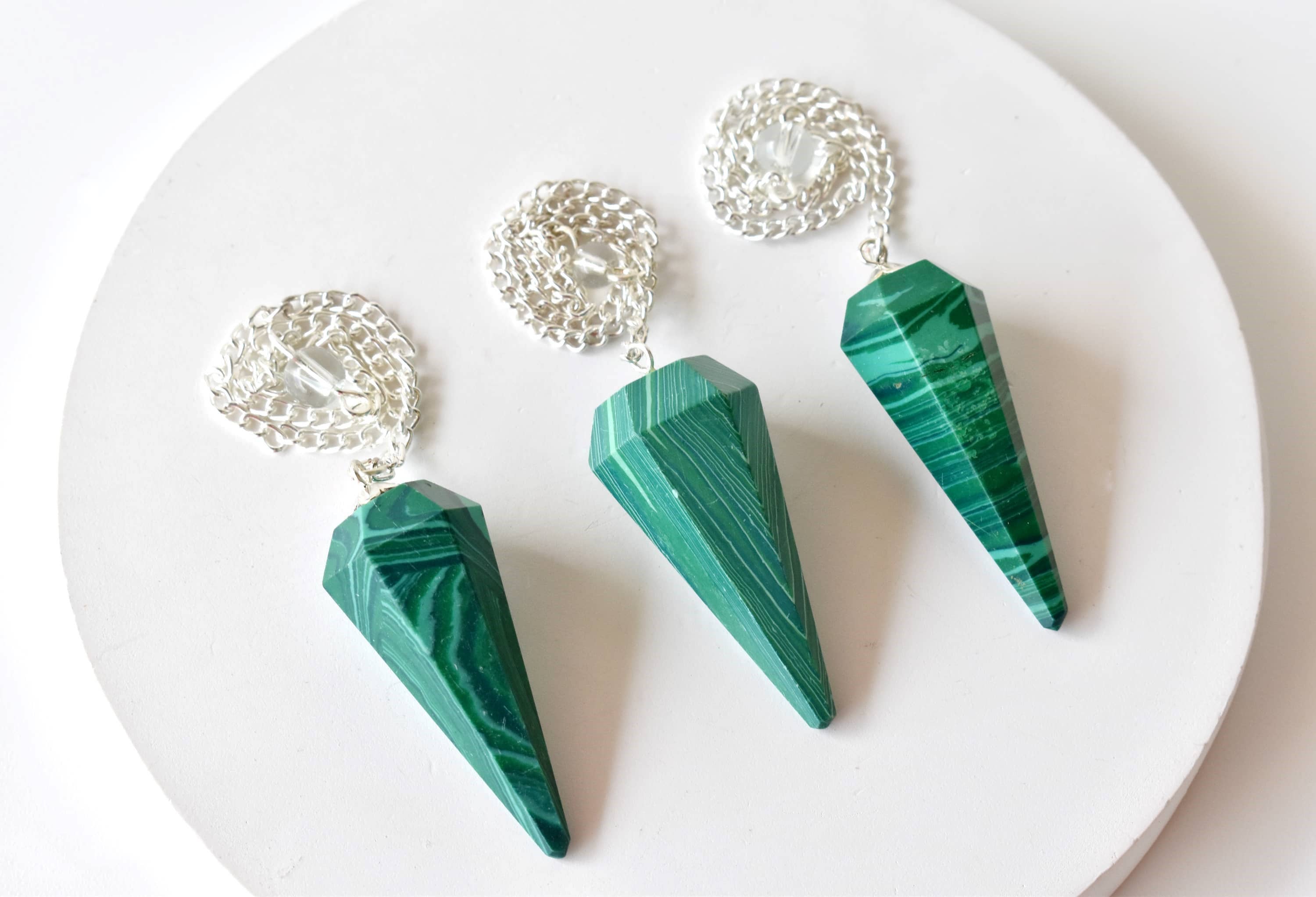 Soothing Crystals - Vendita all'ingrosso Pietra/cristallo spirituale - Lotto di 20 pezzi | Malachite sintetica | Pendolo di cristallo sfaccettato4
